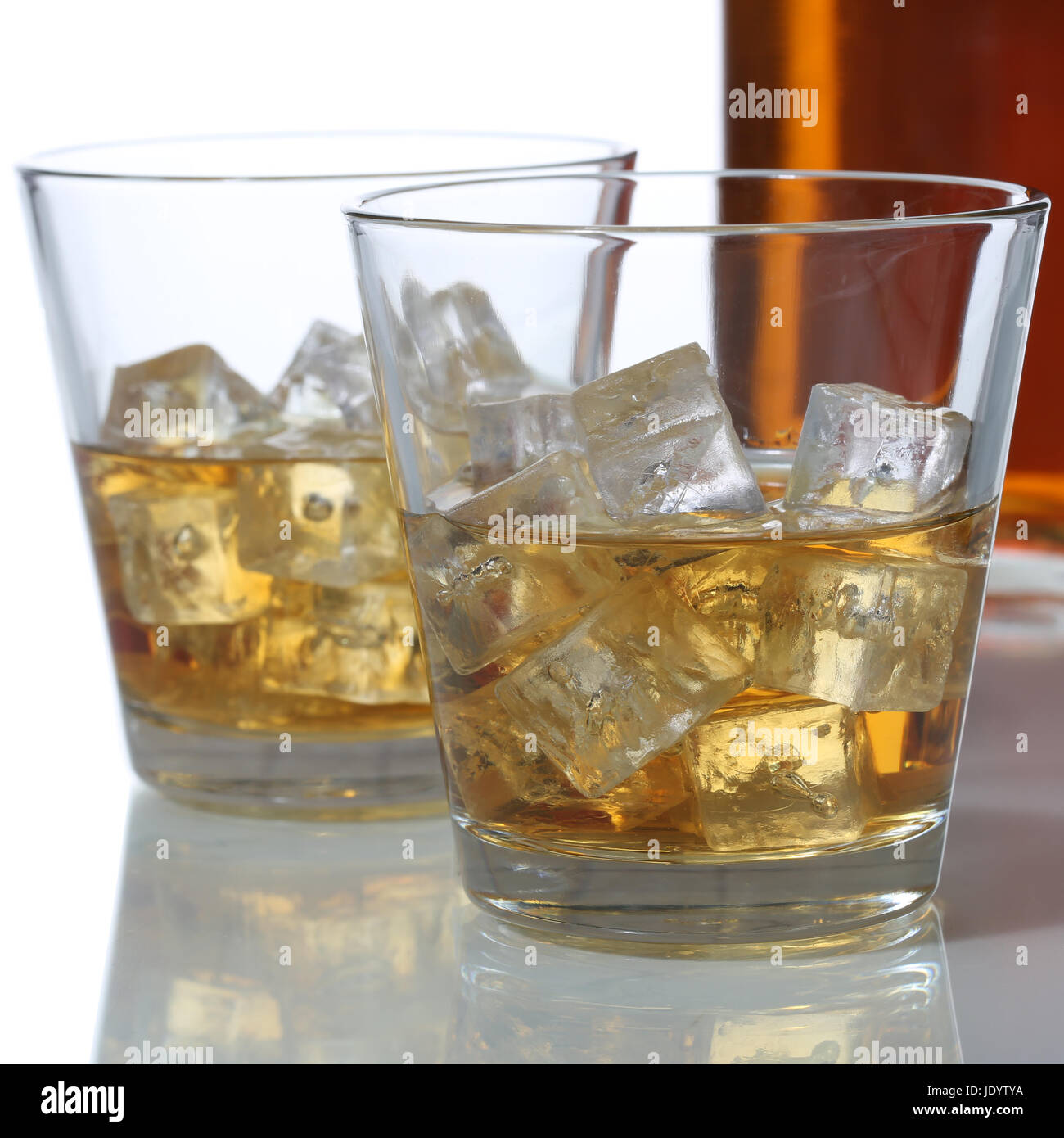 Whisky oder Whiskey in einem Glas und einer Flasche mit Eiswürfel Stock Photo