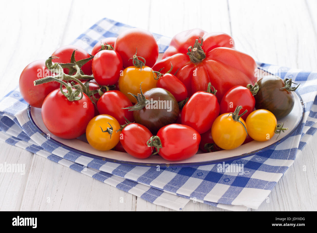 Emailleschale mit bunten Tomaten Stock Photo