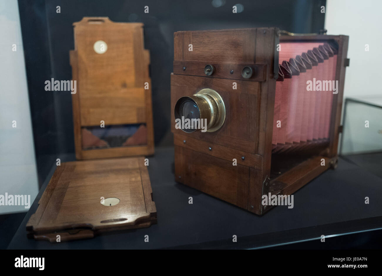 Berlin, Germany. 22nd June, 2017. A plate camera with double cassettes from the year 1905 can be seen at the exhibition 'The invention of Press Photography. From the Collection Ullstein 1894 - 1945' at the German Historical Museum in Berlin, Germany, 22 June 2017. The exhibition can be visited until the 31st of October 2017. Photo: Jörg Carstensen/dpa/Alamy Live News Stock Photo