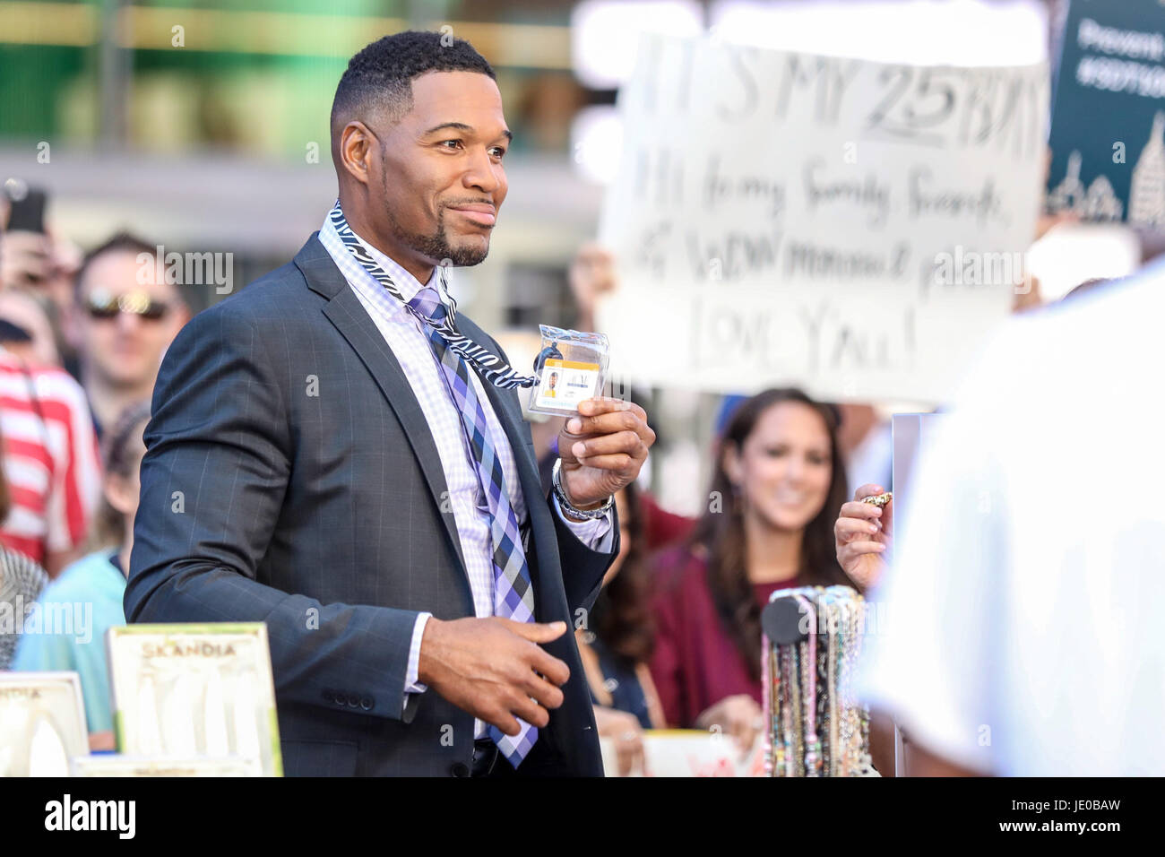 New York, USA. 22nd Jun, 2017. Former US football player and presenter Michael Strahan is seen arriving on a television program in New York on Thursday morning (PHOTO: VANESSA CARVALHO/BRAZIL PHOTO PRESS) Credit: Brazil Photo Press/Alamy Live News Stock Photo