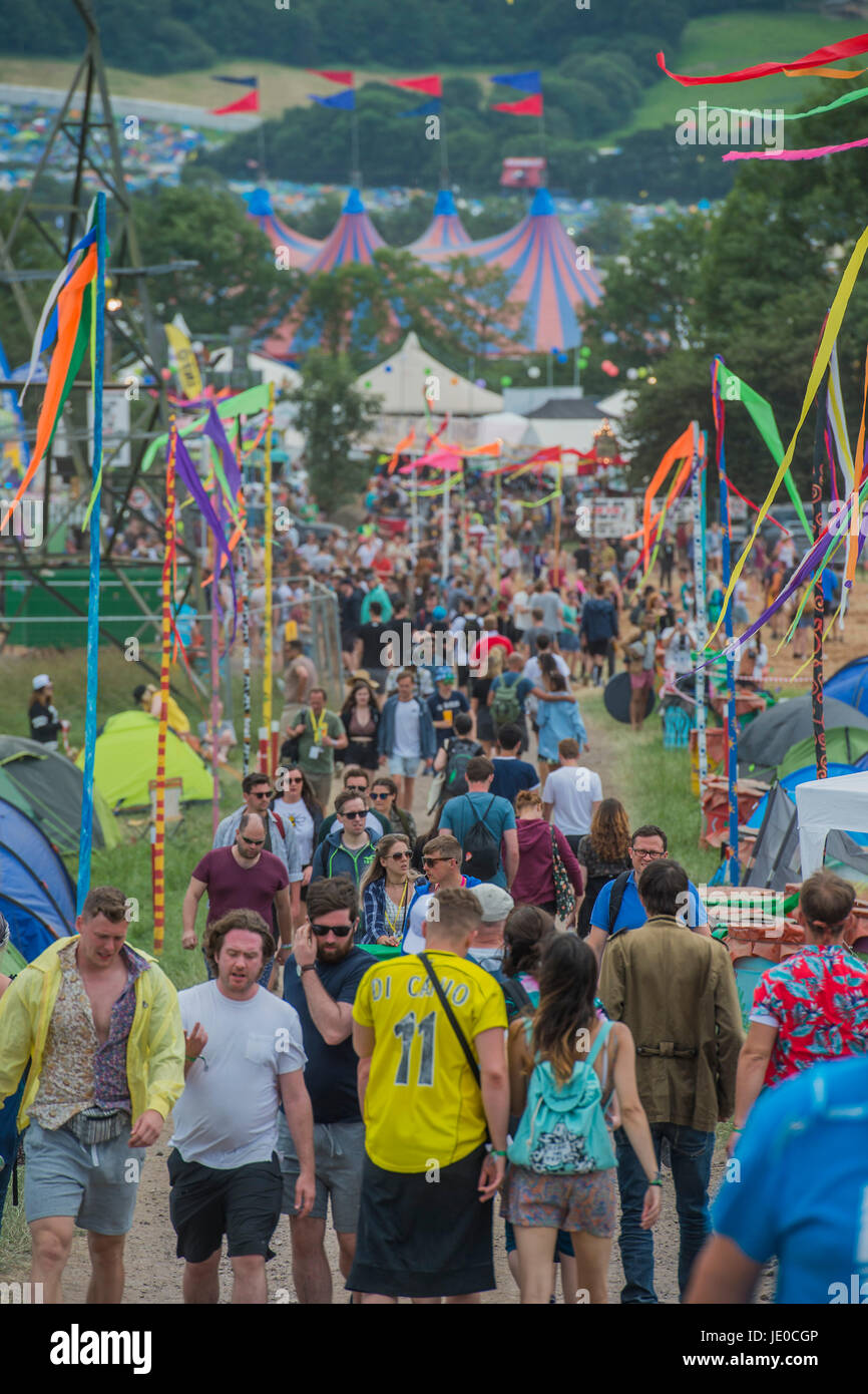 glastonbury-uk-22nd-june-2017-crowds-head-to-and-from-the-centre