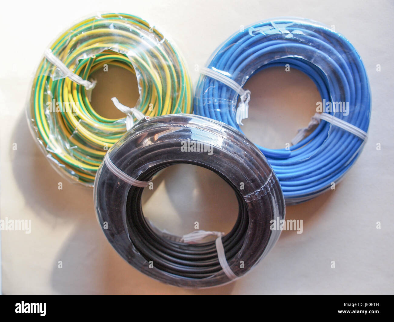 Electric power distribution cables for live neutral and ground