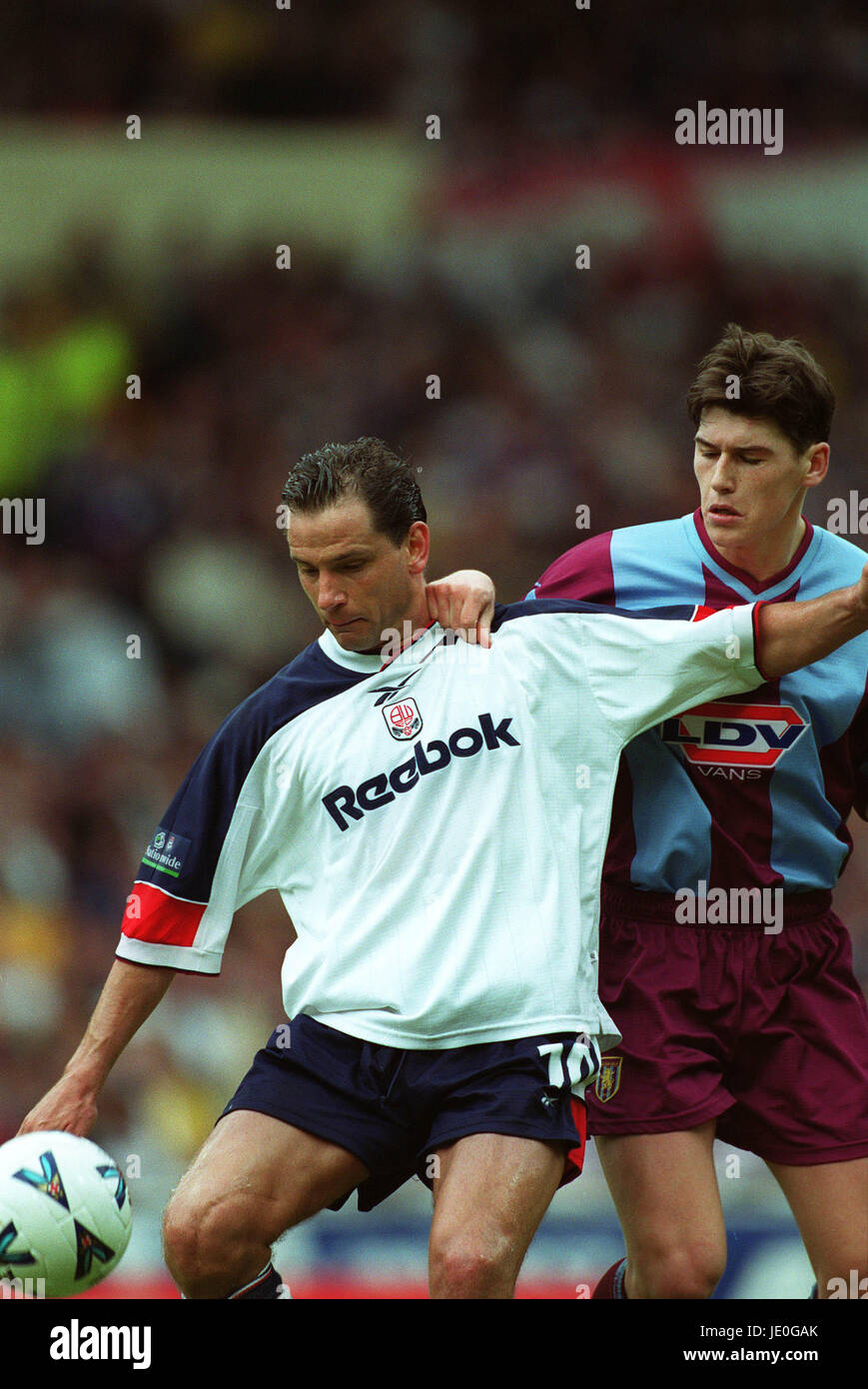 GARETH BARRY & DEAN HOLDSWORTH ASTON VILLA & BOLTON WANDERERS 02 April 2000 Stock Photo