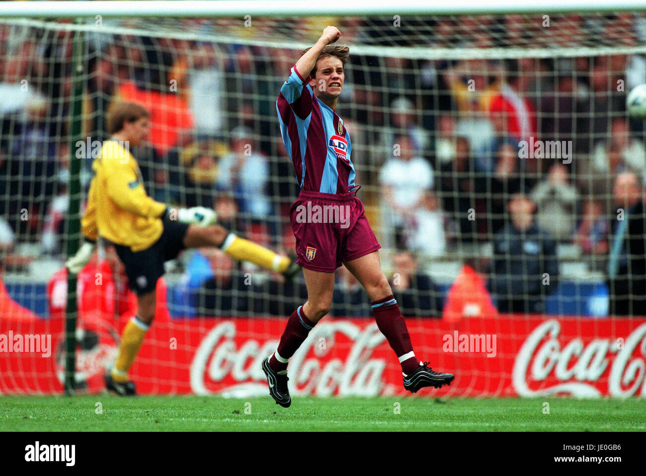 LEE HENDRIE ASTON VILLA V BOLTON WANDERERS 02 April 2000 Stock Photo