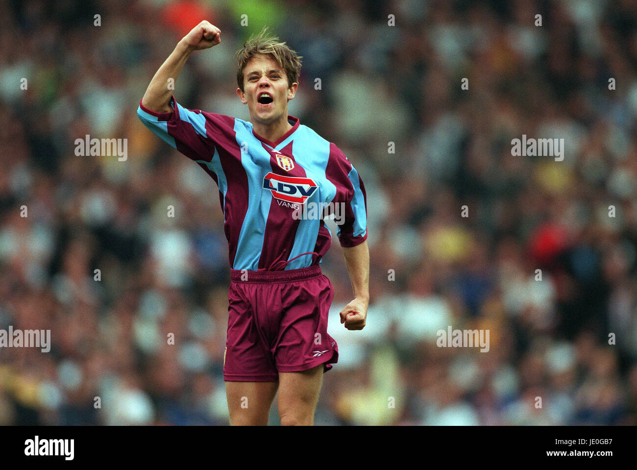 LEE HENDRIE ASTON VILLA V BOLTON WANDERERS 02 April 2000 Stock Photo