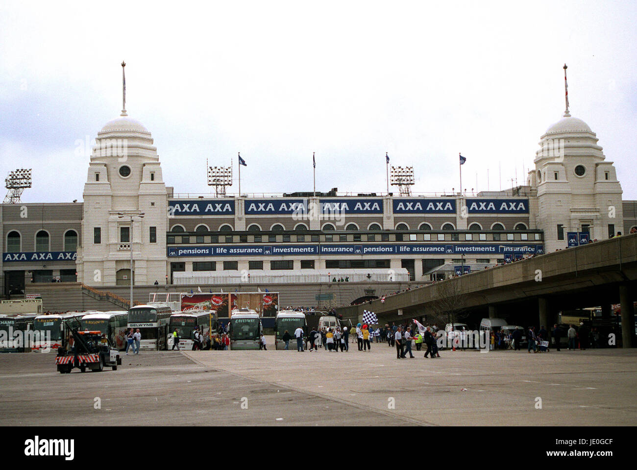 TWIN TOWERS WEMBLEY STADIUM 02 April 2000 Stock Photo Alamy