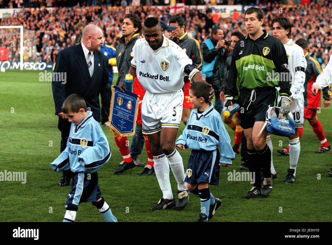 LUCAS RADEBE & MASCOTS LEEDS UTD V GALATASARAY 20 April 2000 Stock Photo Alamy