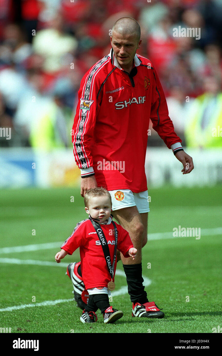 DAVID BECKHAM WITH BROOKLYN MANCHESTER UNITED FC 06 May 2000 Stock Photo -  Alamy