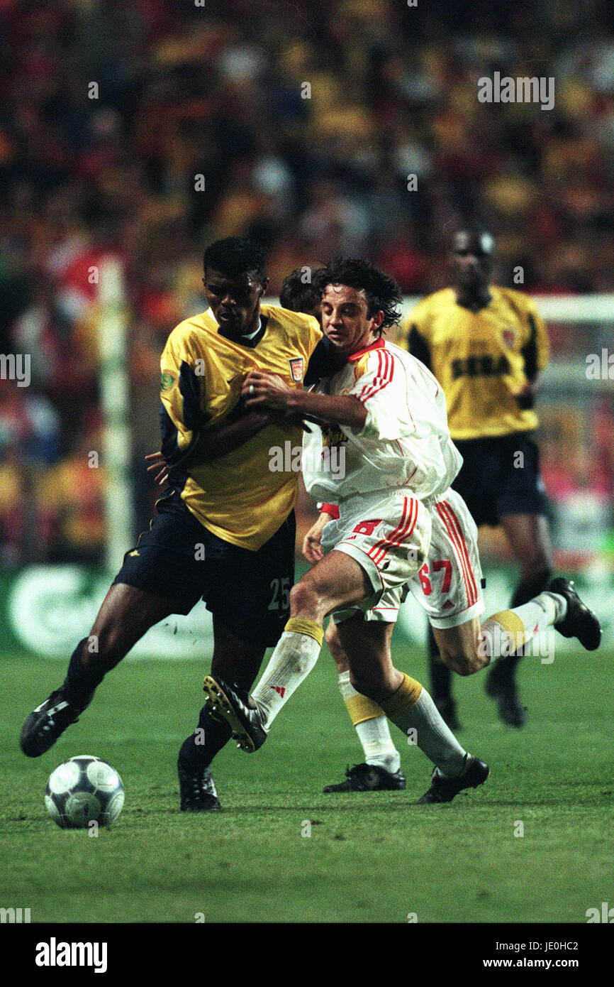 KANU & KAYA SUAT GALATASARAY V ARSENAL UEFA CUP 17 May 2000 Stock Photo