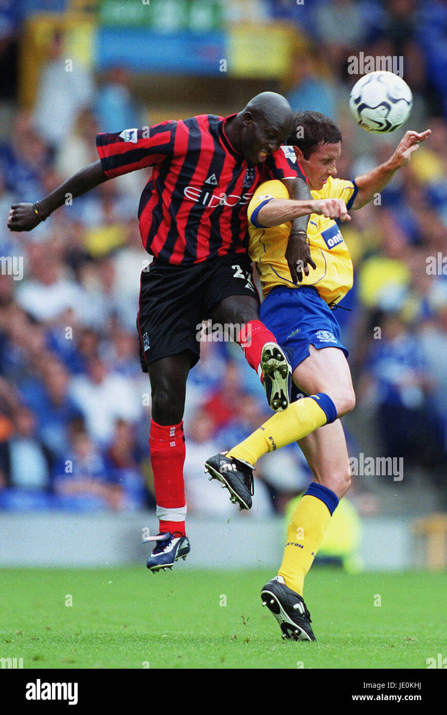 DAVID WEIR & GEORGE WEAH EVERTON V MANCHESTER CITY FC 12 August 2000 Stock Photo