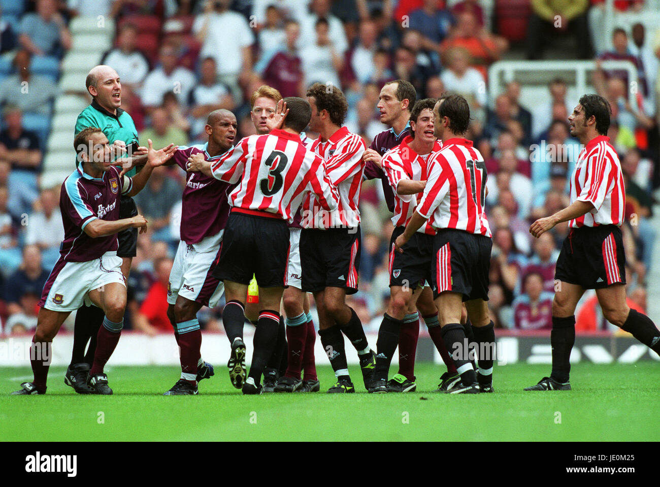 PAOLO DI CANIO FIGHTS BILBAO WEST HAM UNITED FC UPTON PARK LONDON ENGLAND  13 August 2000 Stock Photo - Alamy