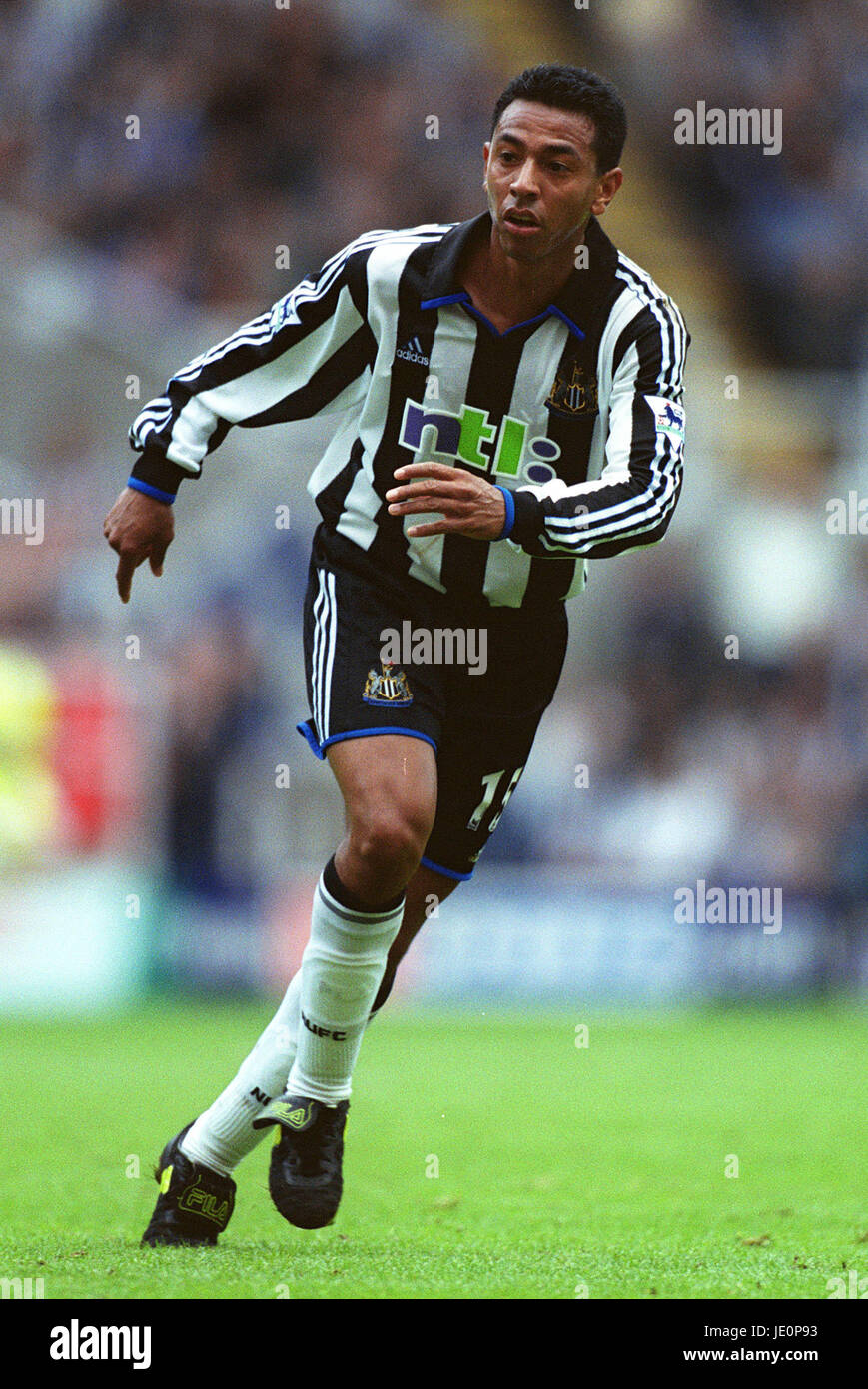 NOLBERTO SOLANO NEWCASTLE UNITED FC ST. JAMES PARK NEWCASTLE ENGLAND 23  September 2000 Stock Photo - Alamy