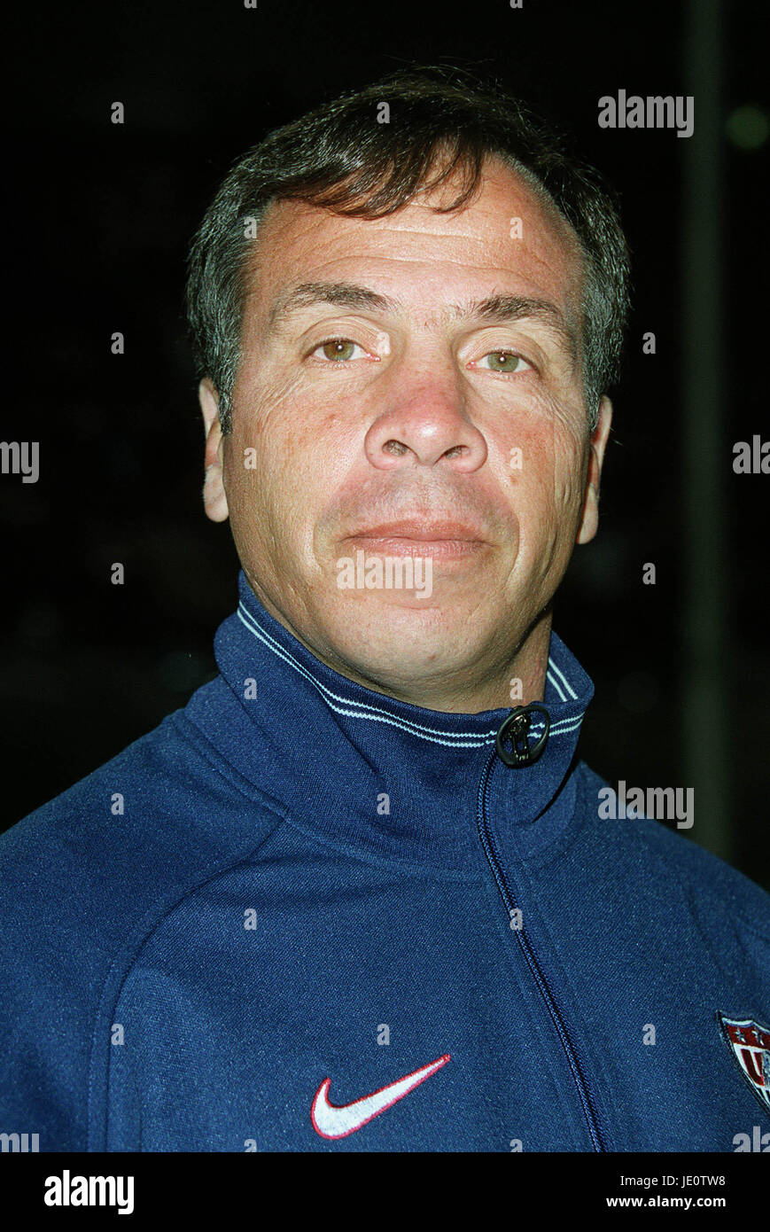 BRUCE ARENA USA HEAD COACH MEMORIAL COLISEUM LOS ANGELES USA 25 October 2000 Stock Photo