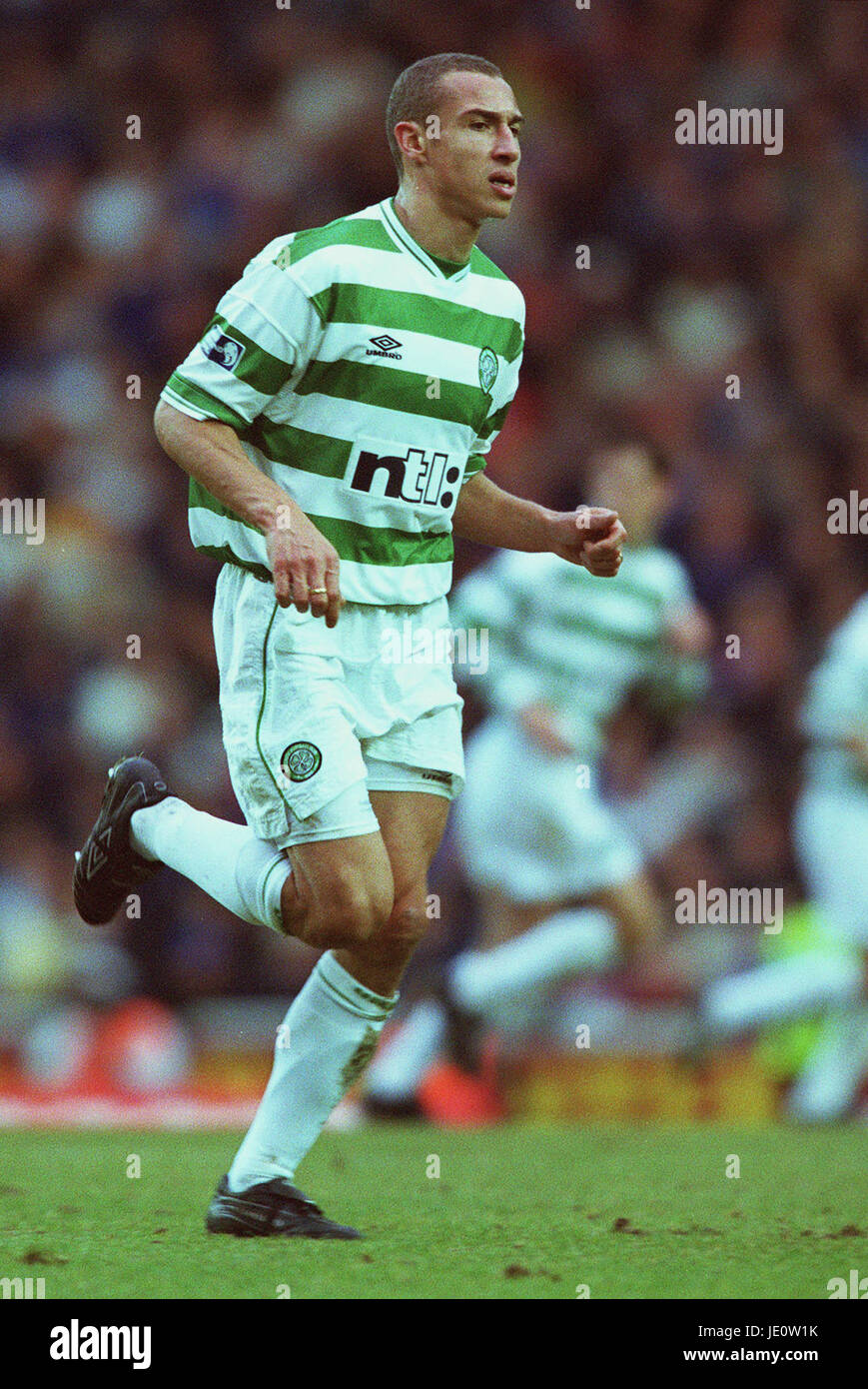 HENRIK LARSSON GLASGOW CELTIC FC OLD TRAFFORD MANCHESTER UTD V CELTIC 01  August 2001 Stock Photo - Alamy