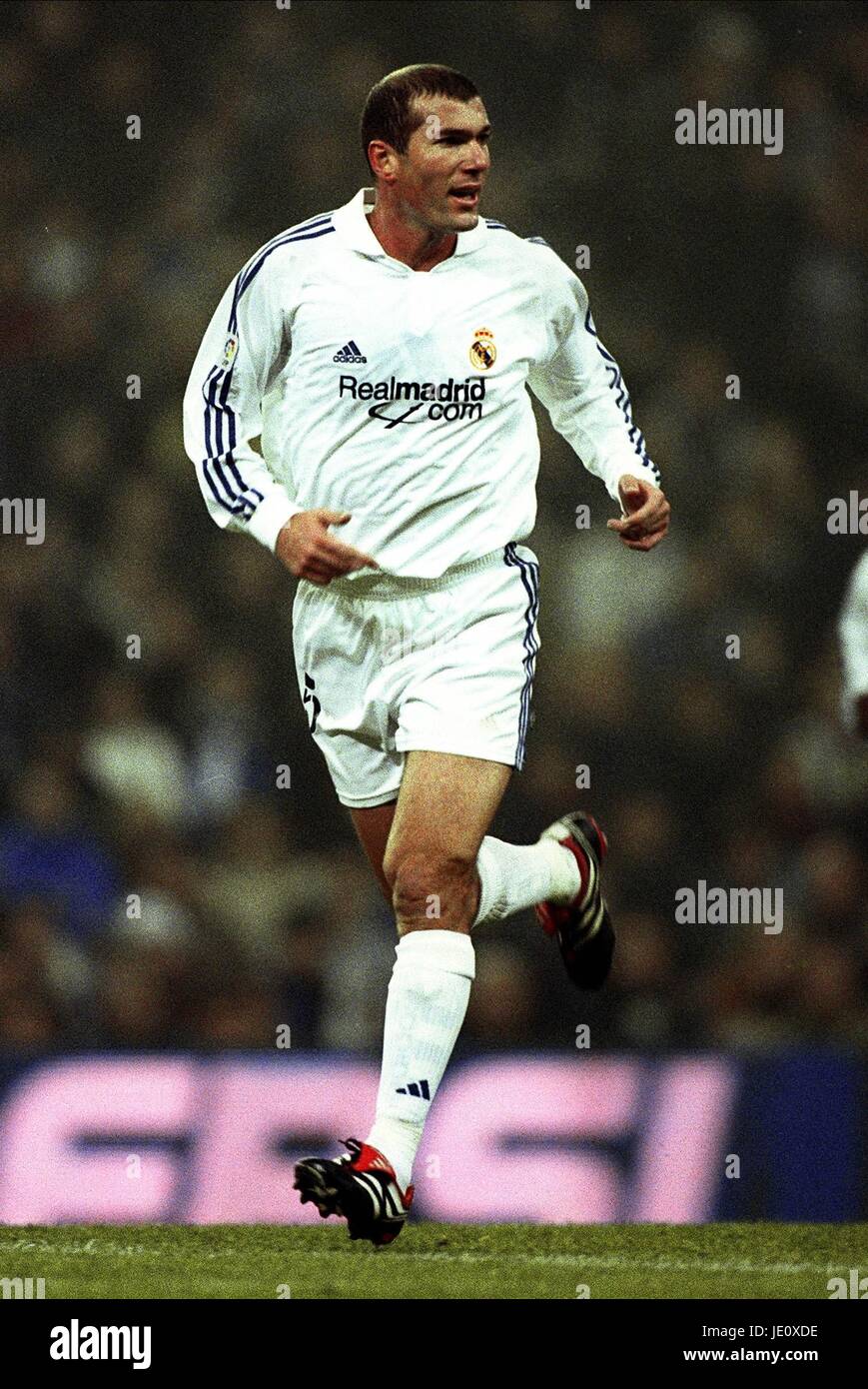 zinedine-zidane-real-madrid-2001-hi-res-stock-photography-and-images