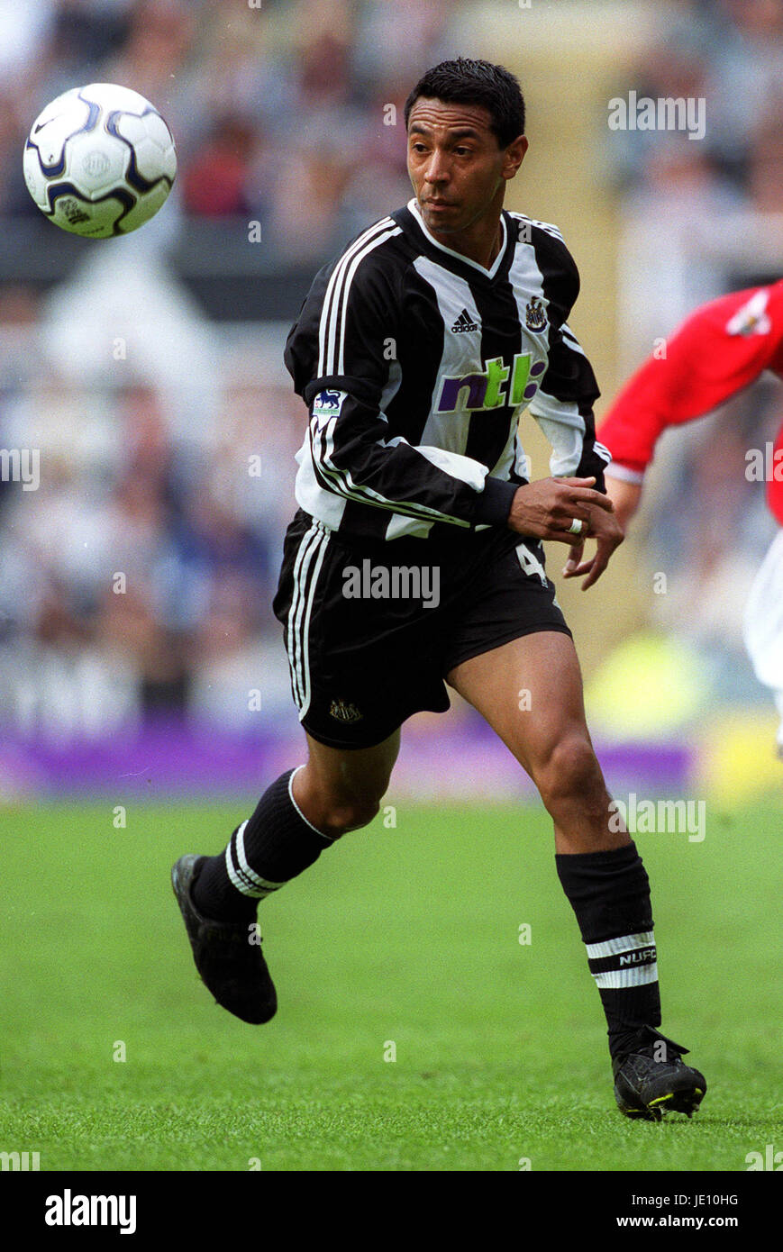 NOLBERTO SOLANO NEWCASTLE UNITED FC ST JAMES PARK NEWCASTLE ENGLAND 15  September 2001 Stock Photo - Alamy