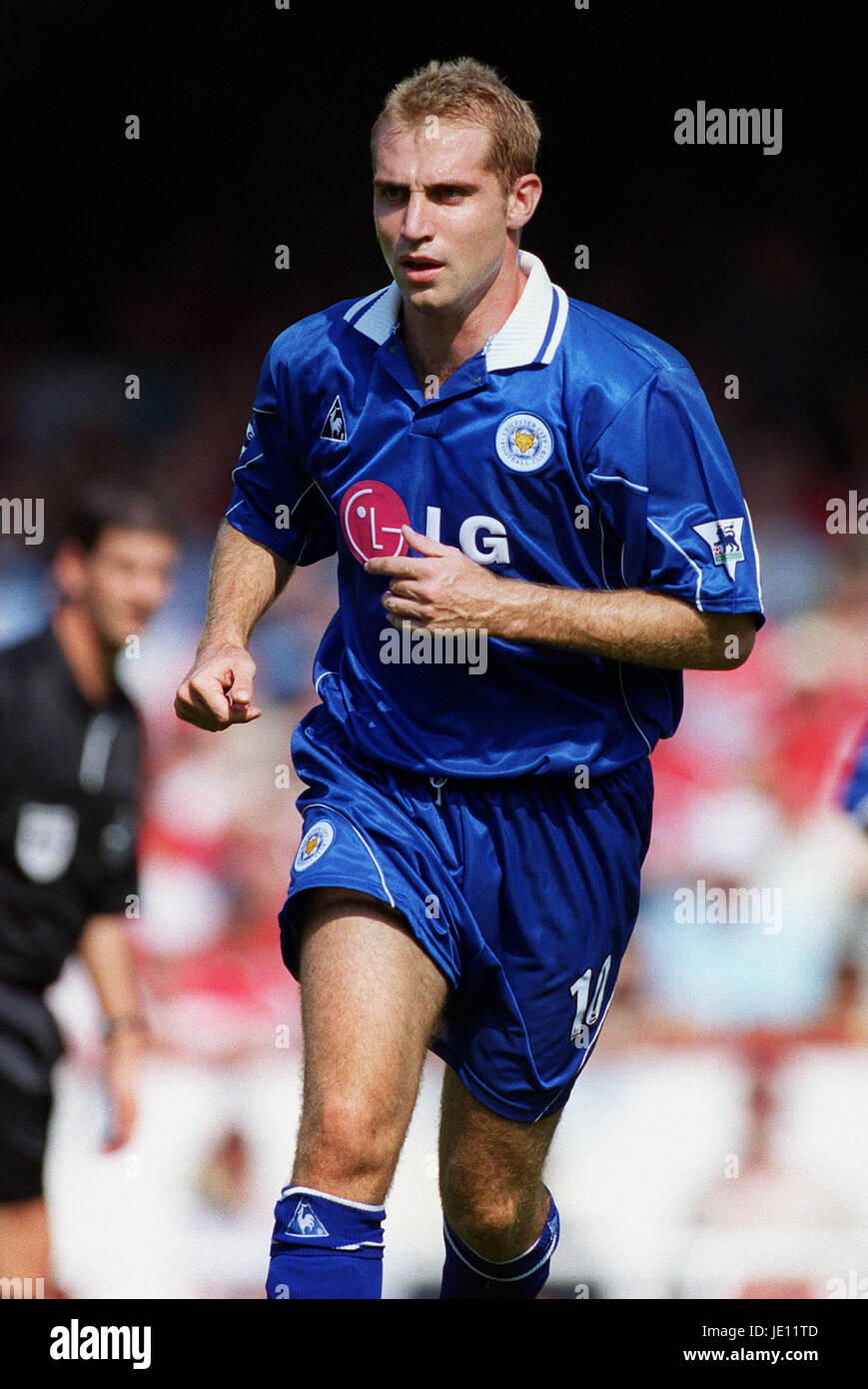 JAMES SCOWCROFT LEICESTER CITY FC ARSENAL V LEICESTER CITY HIGHBURY LONDON 25 August 2001 Stock Photo