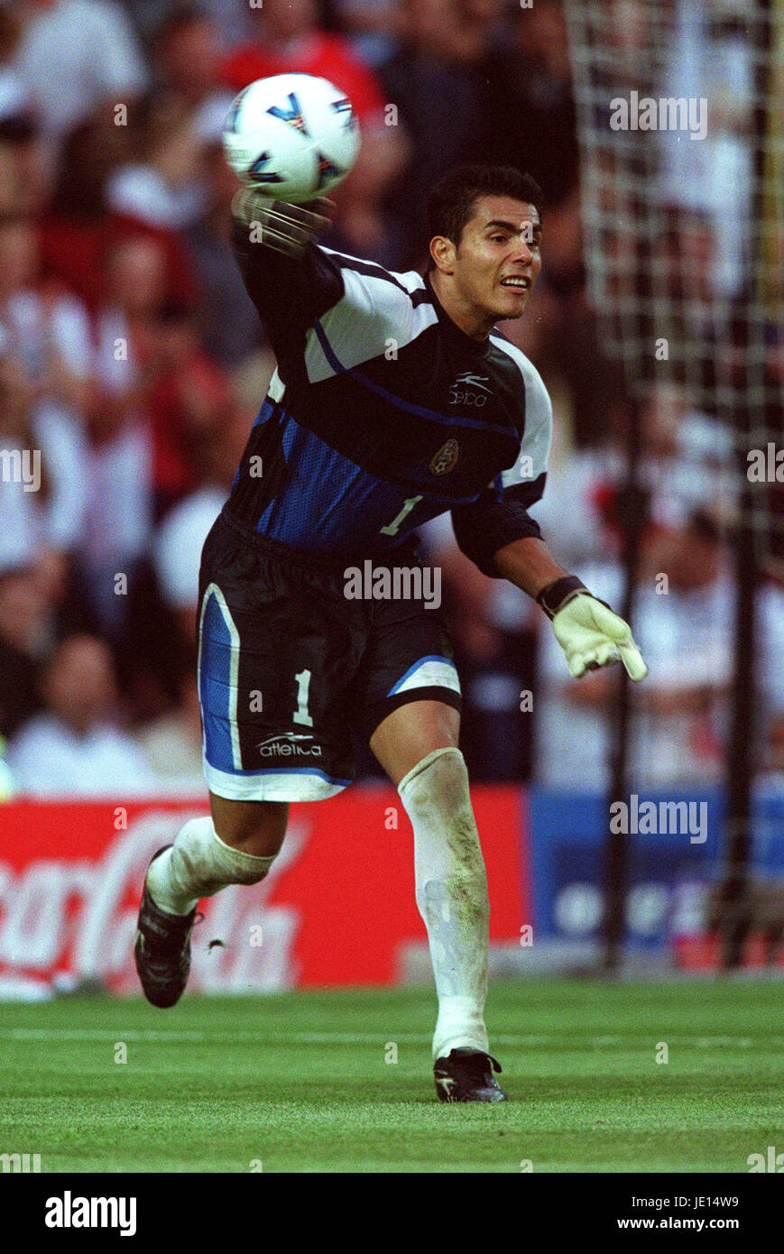 OSWALDO SANCHEZ MEXICO PRIDE PARK DERBY ENGLAND 25 May 2001 Stock Photo
