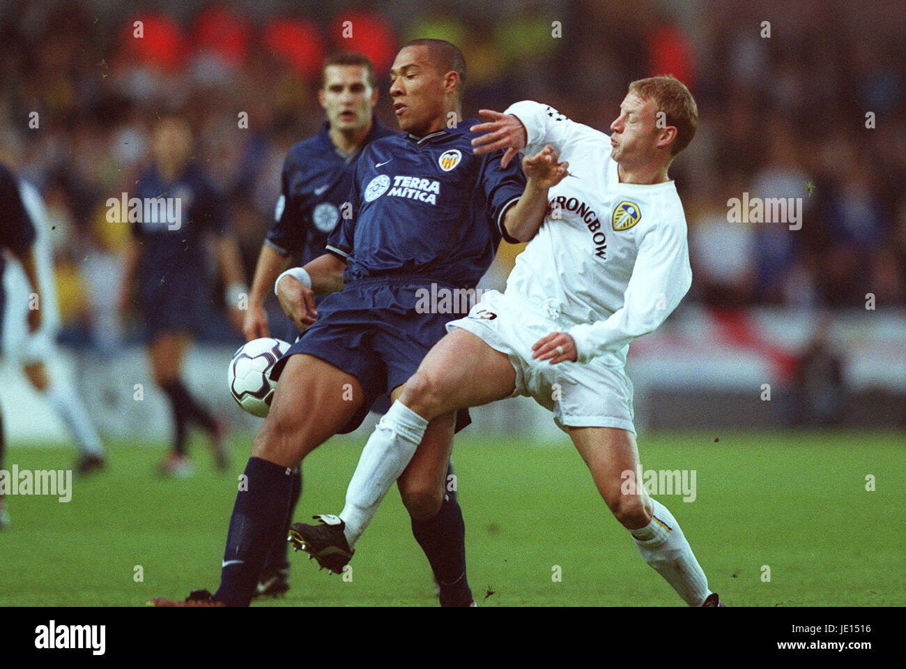 DAVID BATTY & JOHN CAREW LEEDS UNITED V VALENCIA ELLAND ROAD LEEDS ENGLAND 02 May 2001 Stock Photo