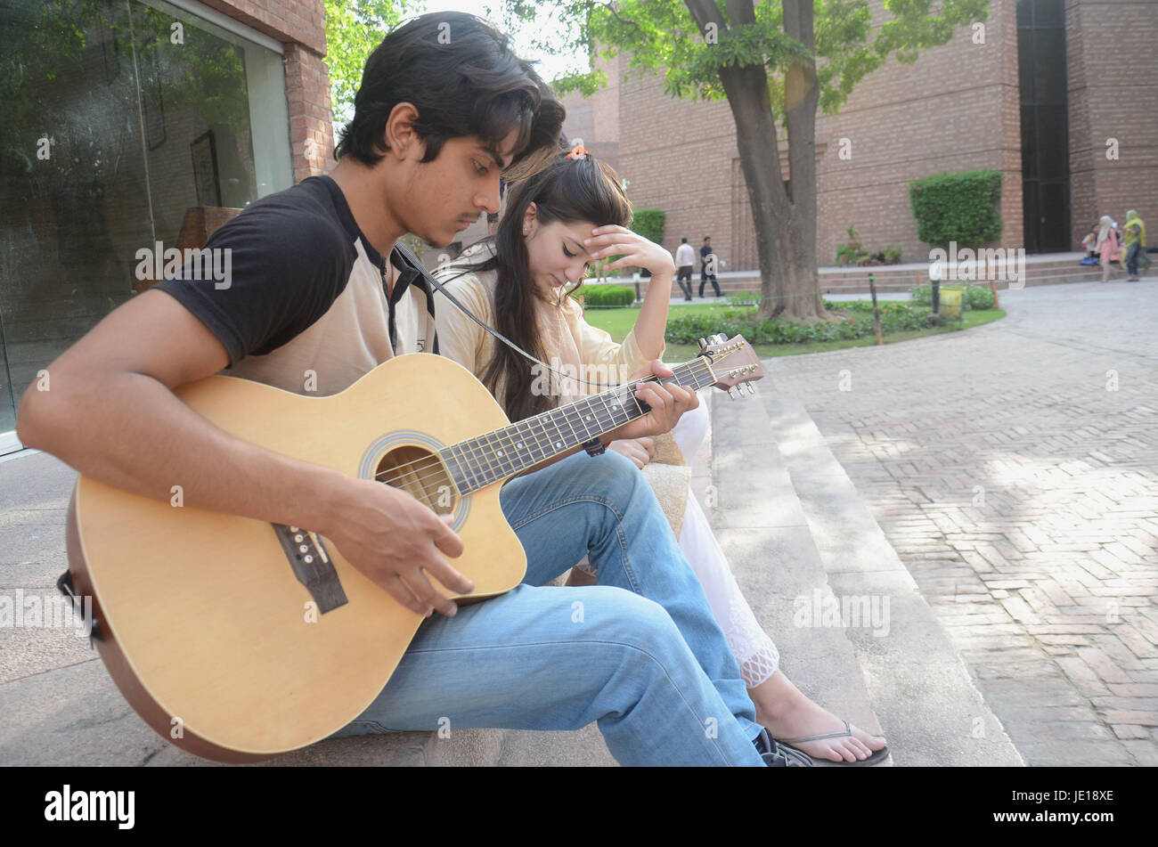 Lahore, Pakistan. 21st June, 2017. Pakistani guitar ambassador and