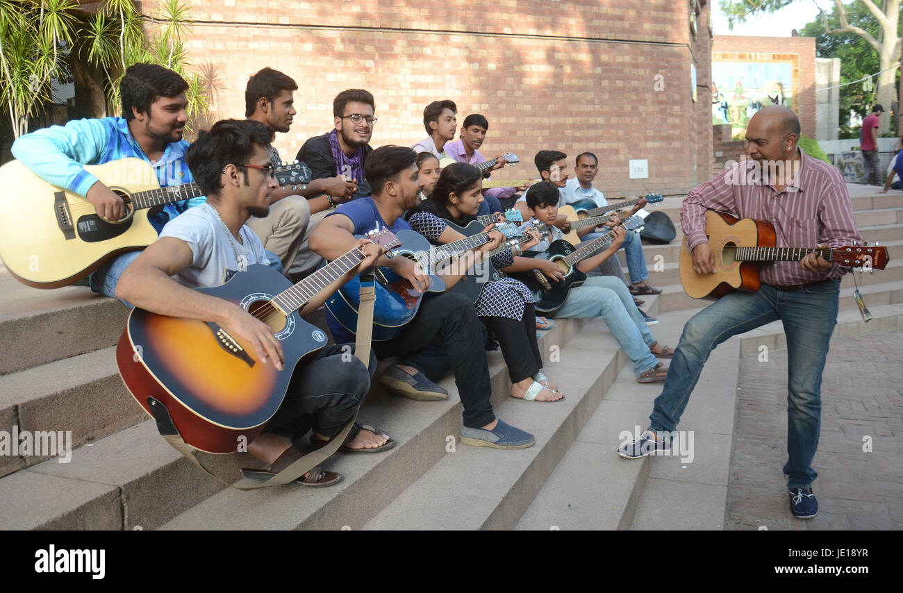 Lahore, Pakistan. 21st June, 2017. Pakistani guitar ambassador and