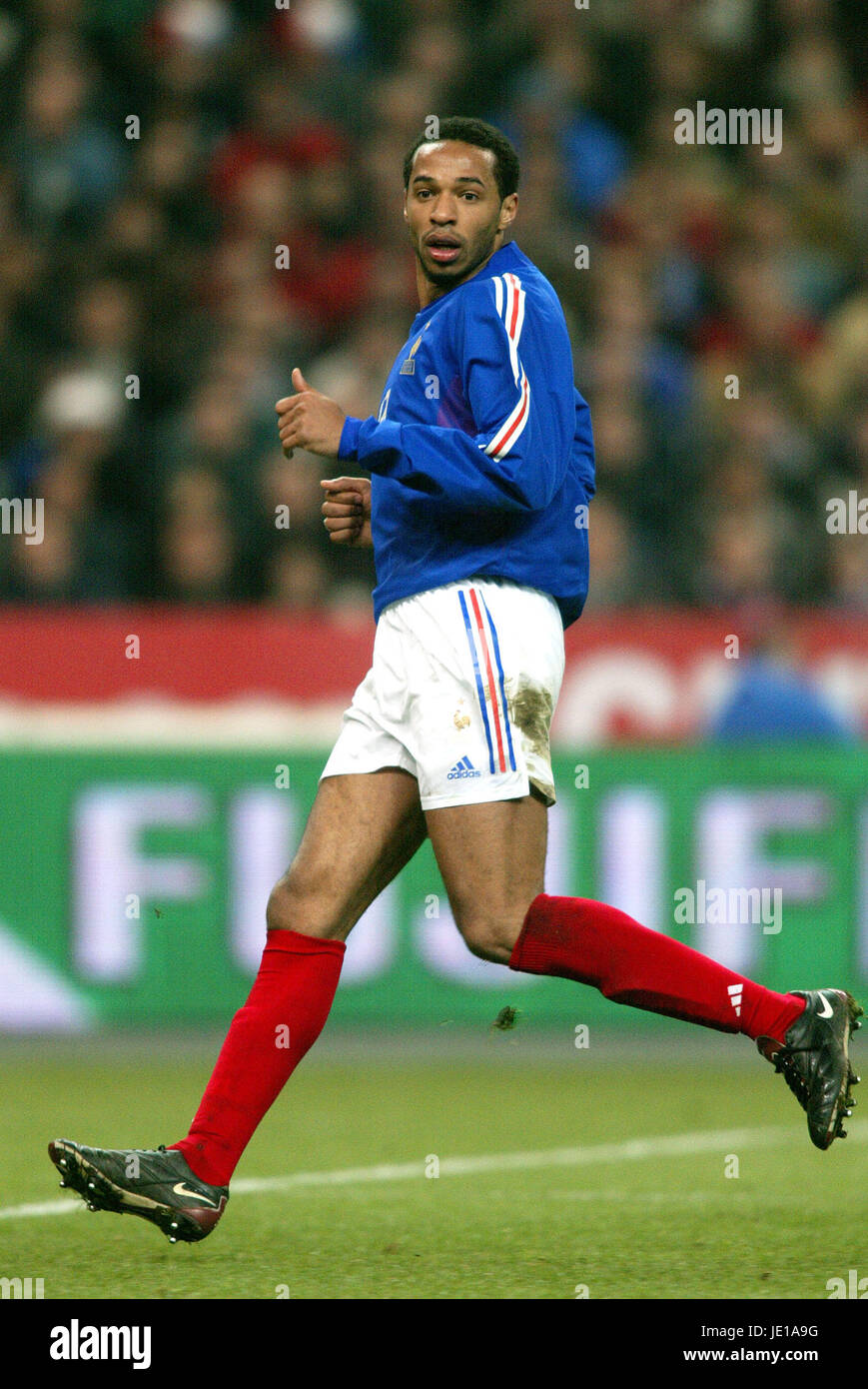 Thierry henry arsenal 2002 hi-res stock photography and images - Alamy