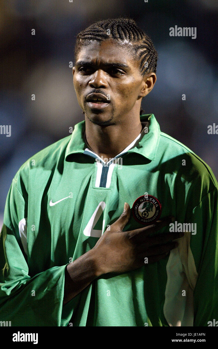 NWANKWO KANU NIGERIA & ARSENAL FC LOFTUS ROAD QPR LONDON 26 March 2002 Stock Photo