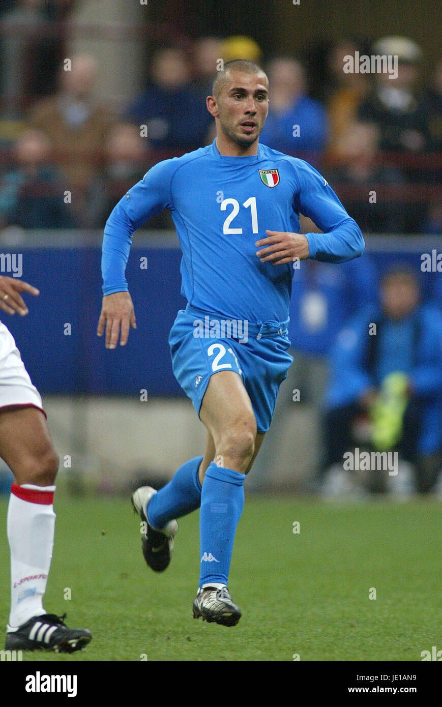 RUFFLES Turns 'Random Thoughts' into OOH Media with Photos that Looks Like  AI—But is Real | AdStasher, image size:869x1390