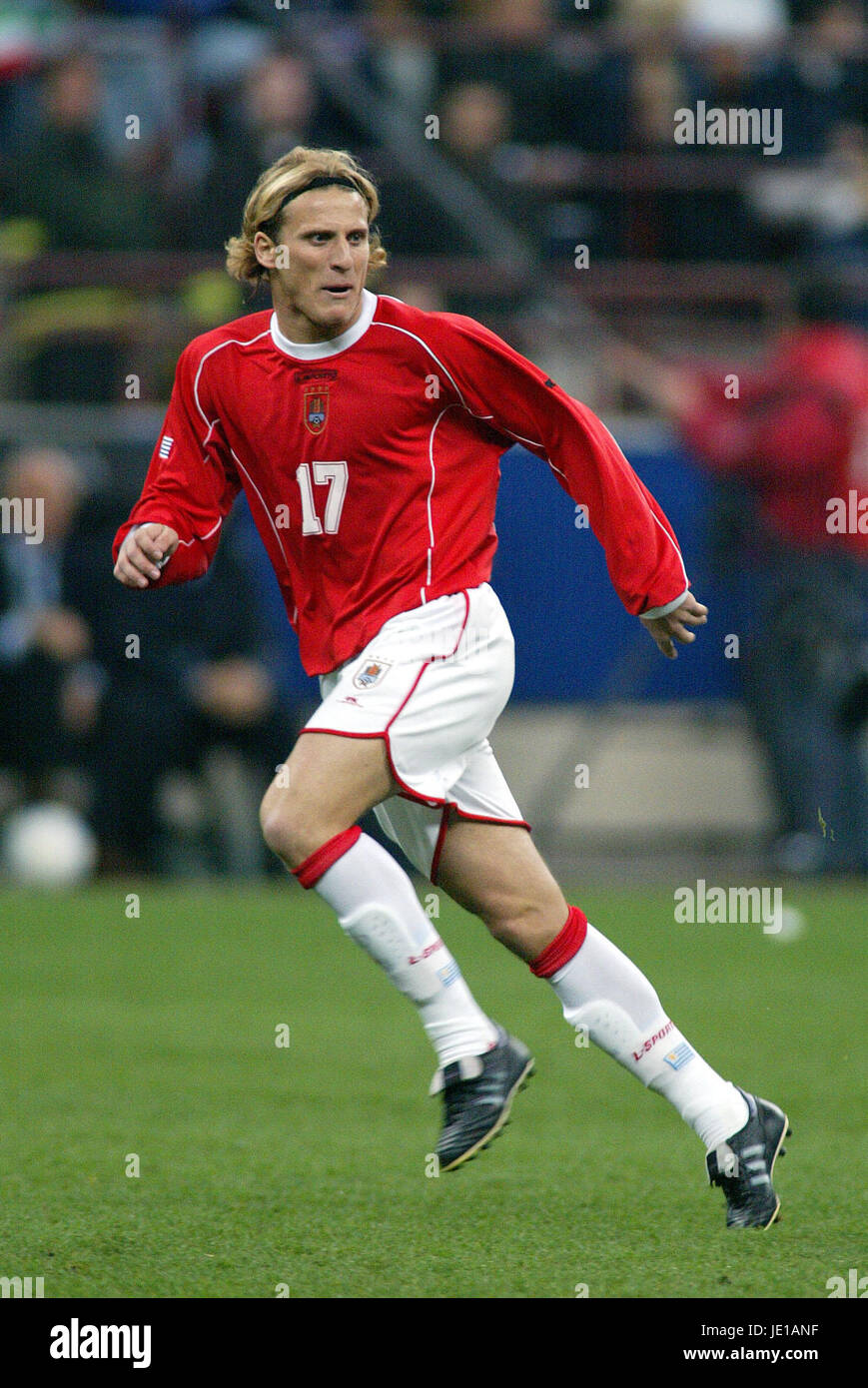 DIEGO FORLAN URUGUAY MILAN MILAN ITALY 17 April 2002 Stock Photo