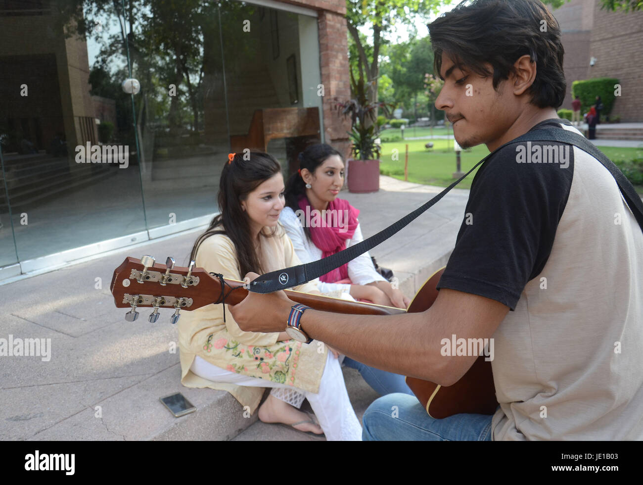 Lahore, Pakistan. 21st June, 2017. Pakistani guitar ambassador and