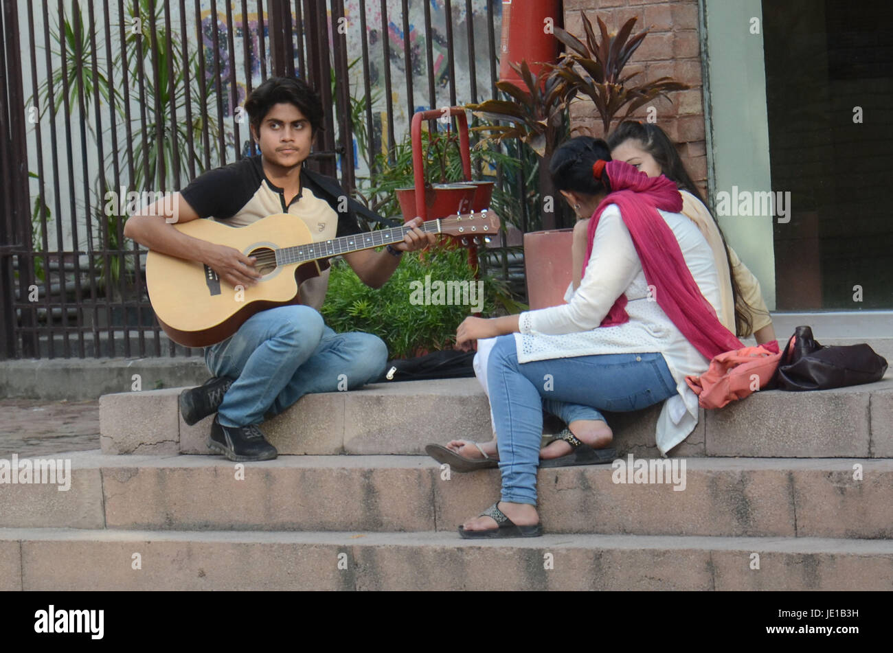 Lahore, Pakistan. 21st June, 2017. Pakistani guitar ambassador and