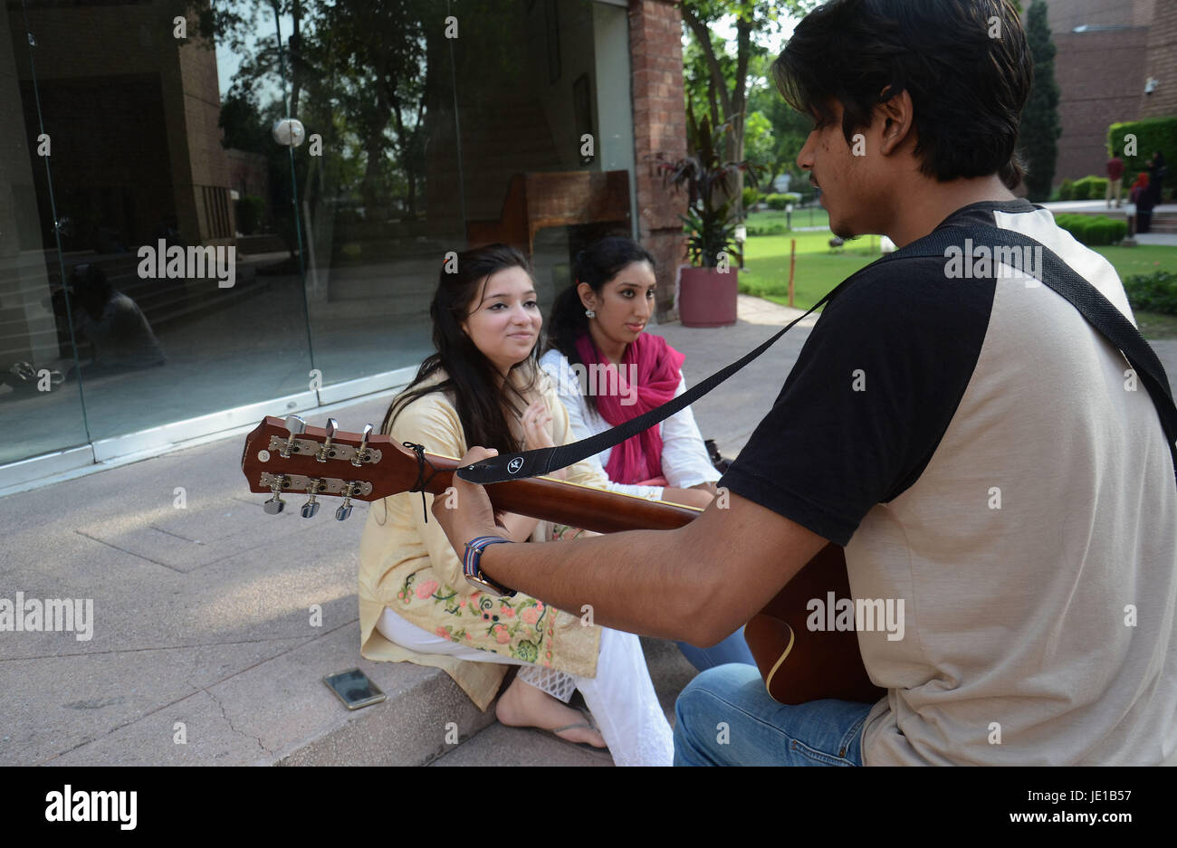 Lahore, Pakistan. 21st June, 2017. Pakistani guitar ambassador and