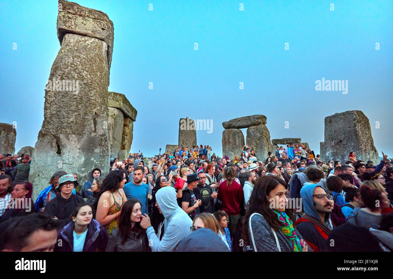 Stonehenge Summer Solstice Tour Sunrise 21st June 2044 Stock Photo Alamy