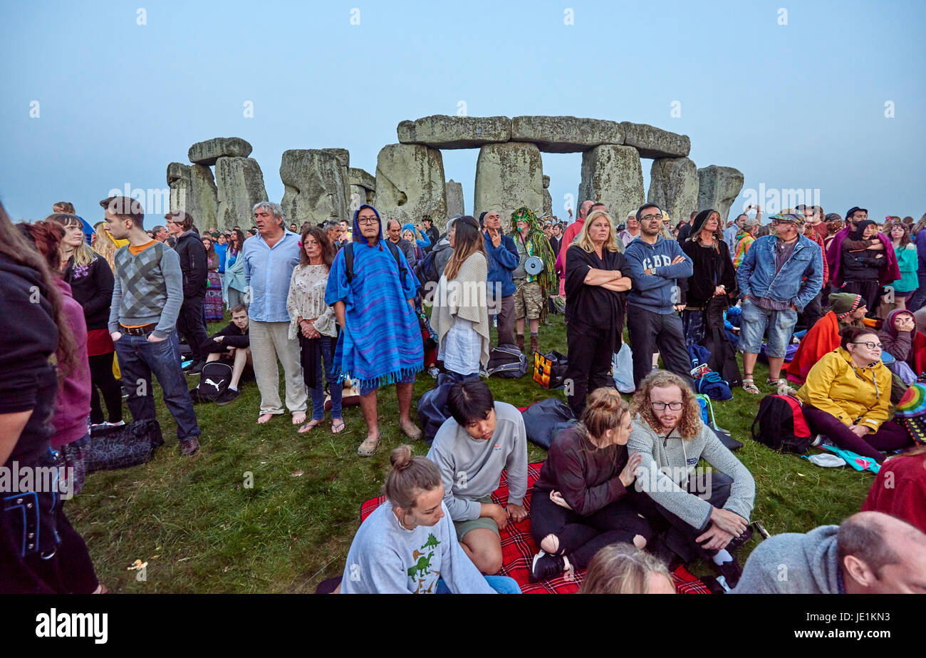 Stonehenge Summer Solstice Tour Sunrise 21st June 2055 Stock Photo Alamy