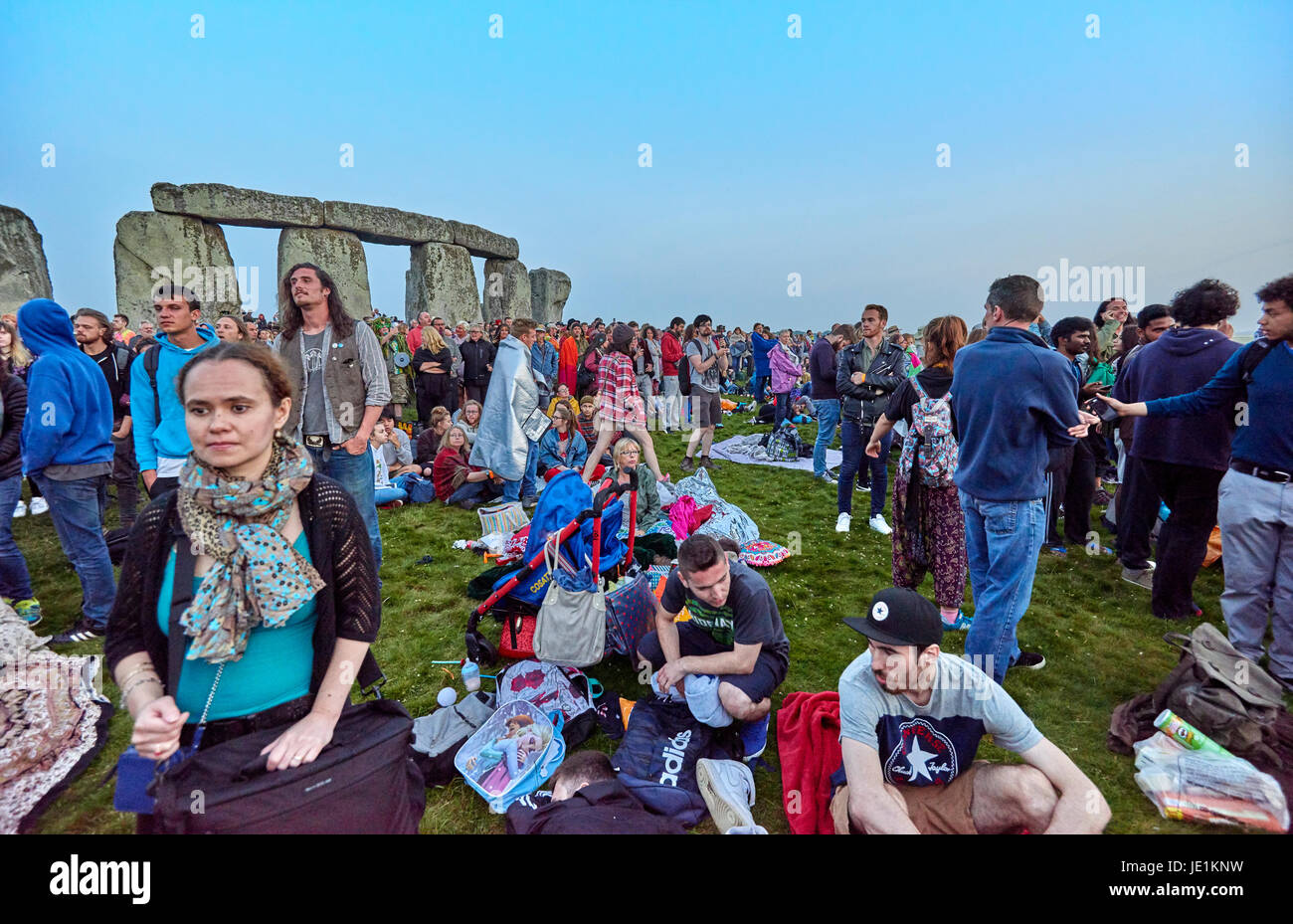 Stonehenge Summer Solstice Tour Sunrise 21st June 2060 Stock Photo Alamy