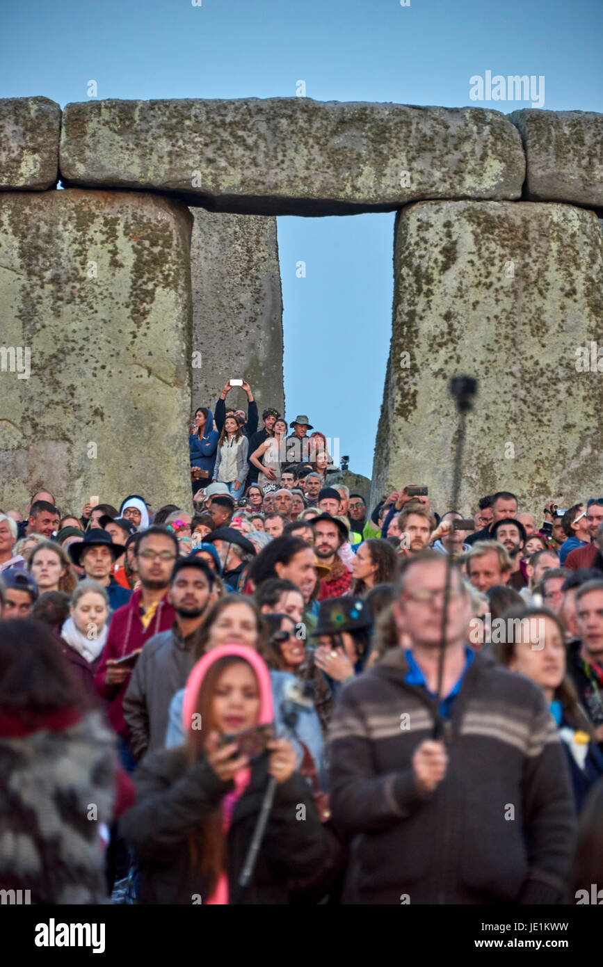 Stonehenge Summer Solstice Tour Sunrise 21st June 2089 Stock Photo Alamy