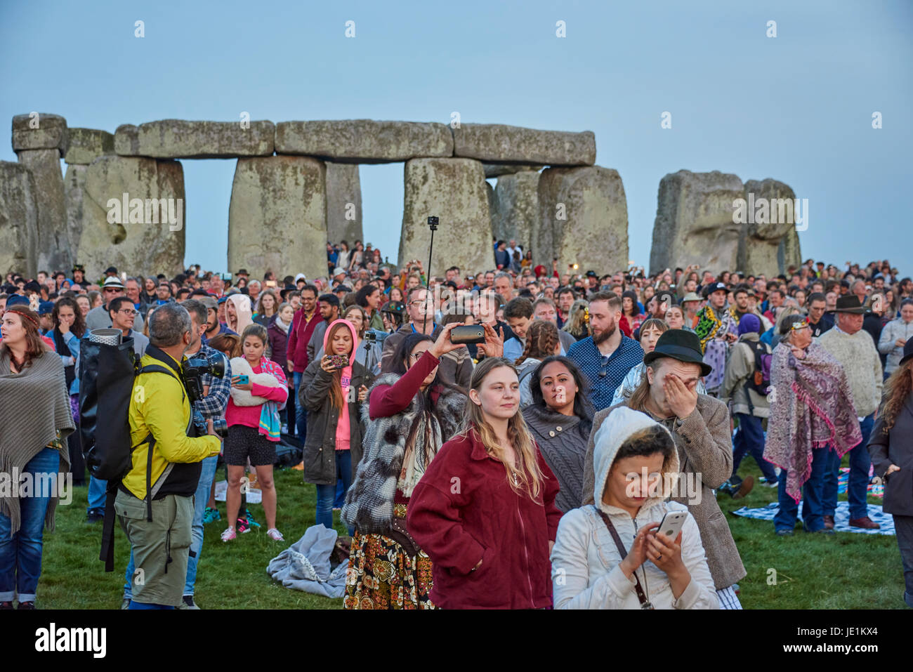 Stonehenge Summer Solstice Tour Sunrise 21st June 2090 Stock Photo Alamy