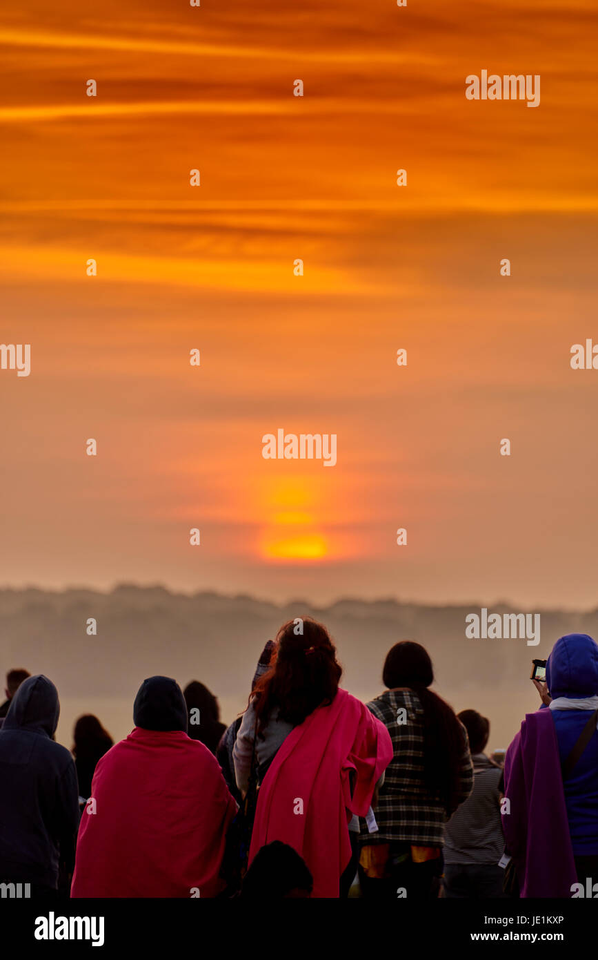 Stonehenge Summer Solstice Tour Sunrise 21st June 2094 Stock Photo Alamy