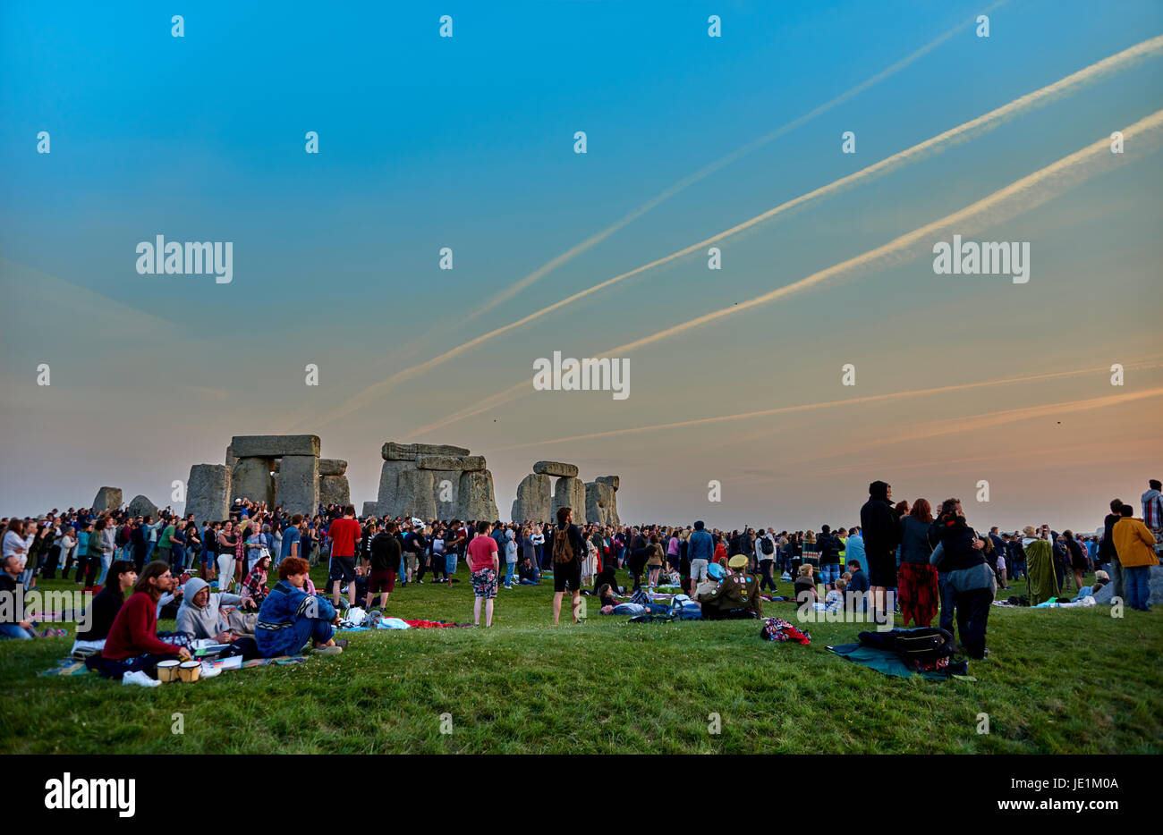 Stonehenge Summer Solstice Tour Sunrise 21st June 2102 Stock Photo Alamy