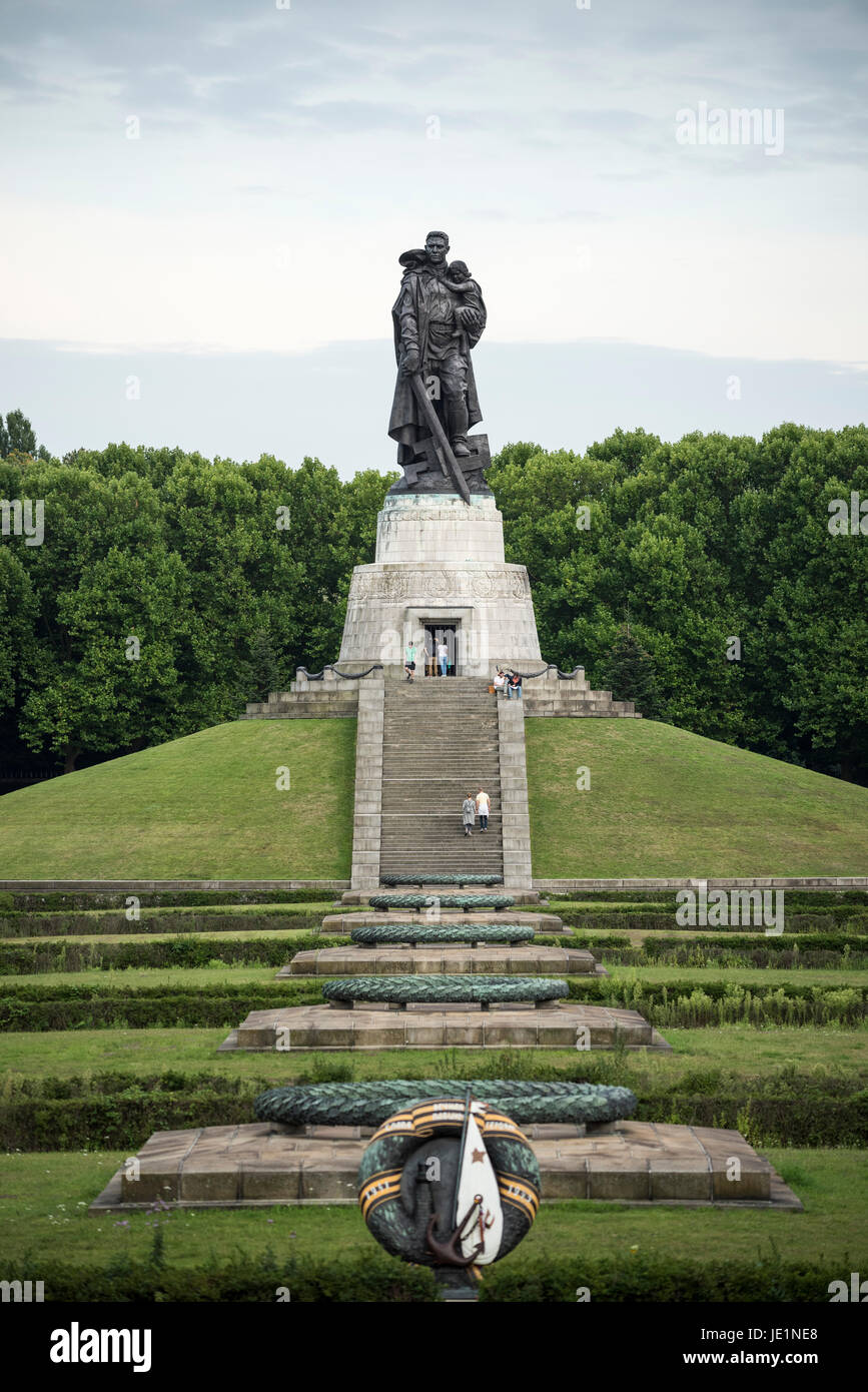 Berlin. Germany. Soviet War Memorial in Treptower Park, commemorates Soviet soldiers who fell in the Battle of Berlin, Apr-May 1945. Built (1949) to t Stock Photo