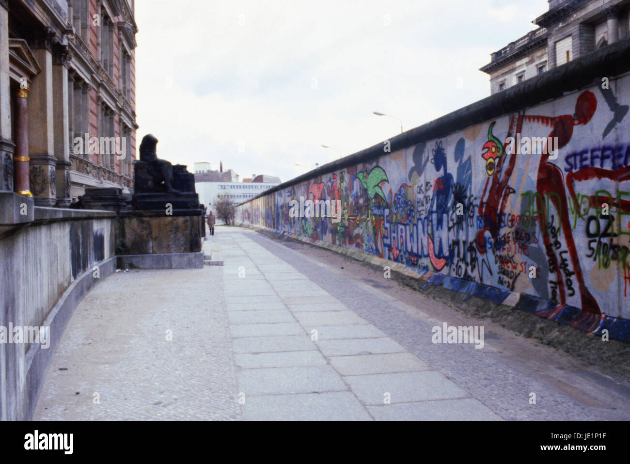 Looking down the Berlin Wall with 2 buildings close together divided by the wall, 1987 Stock Photo