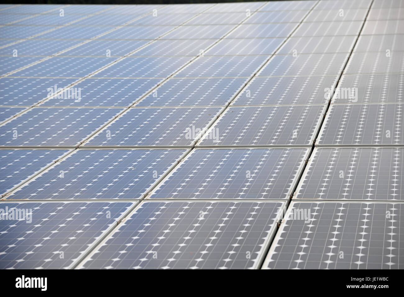 Solarzellen , Solarzelle, dach, solaranlage, solarenergie, sonnenenergie,  alternativ, alternative, energie, energien, energiegewinnung, scheune, solar  Stock Photo - Alamy