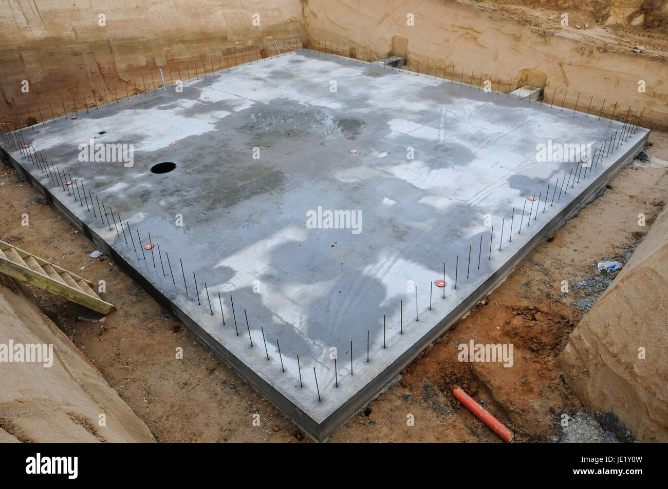 Fundamentplatte aus Beton in einer Baugrube für ein Einfamilienhaus. Stock Photo