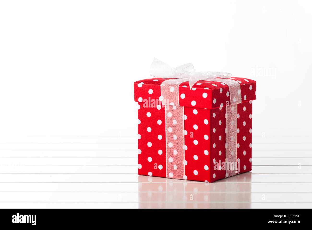 Rotes Geschenk auf weißem Hintergrund Stock Photo