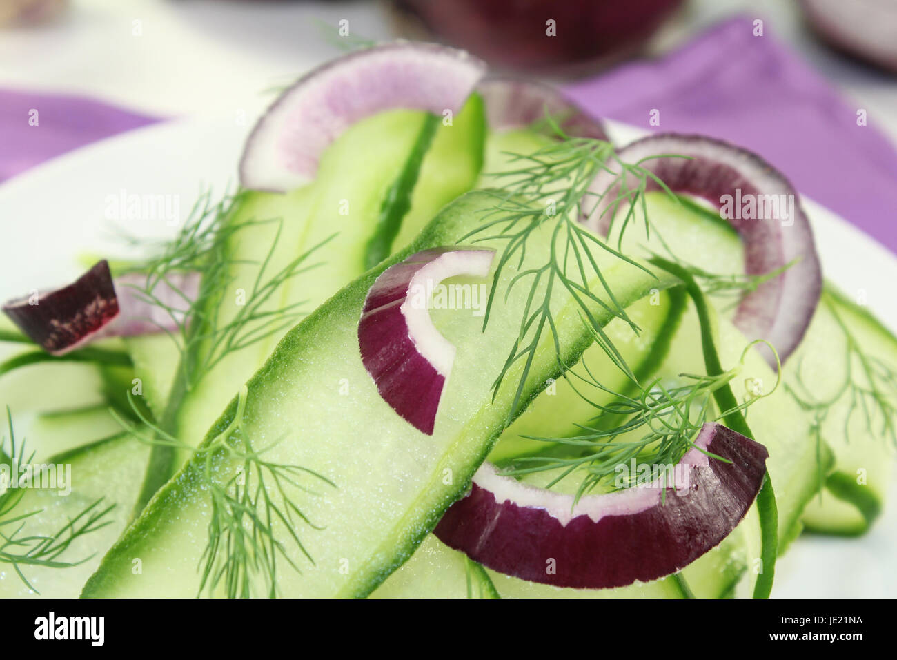 Gurkensalat mit roten Zwiebeln und Dill auf einem Teller Stock Photo ...