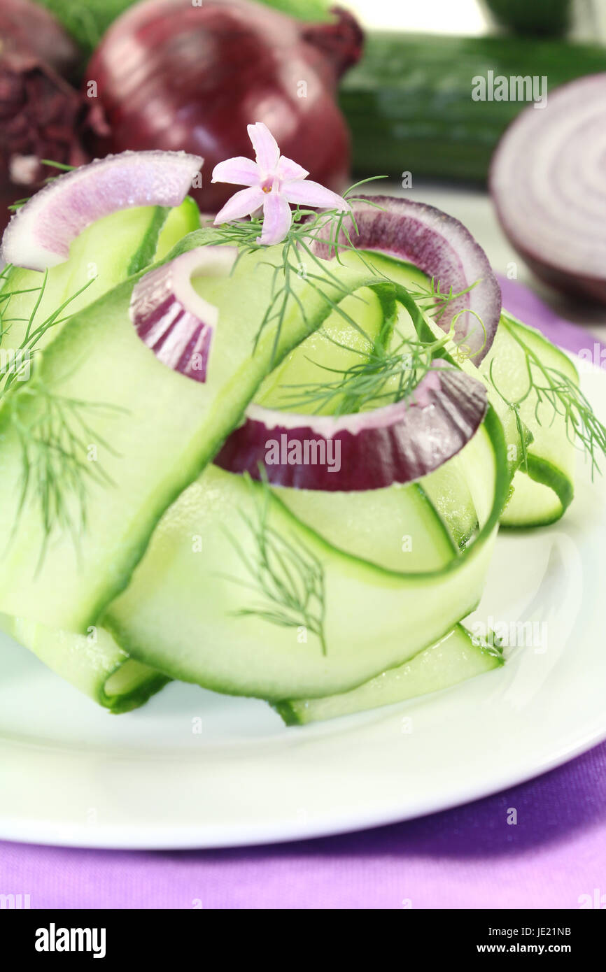 Gurkensalat mit roten Zwiebeln, Knoblauchblüte und Dill Stock Photo - Alamy