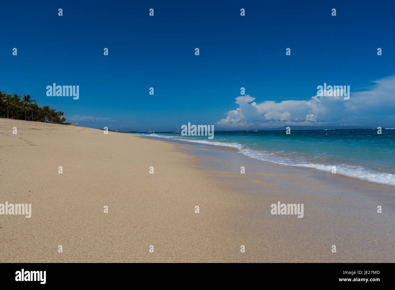 Schöner einsamer Sandstrand in der Karibik mit weißem Sand und blauem