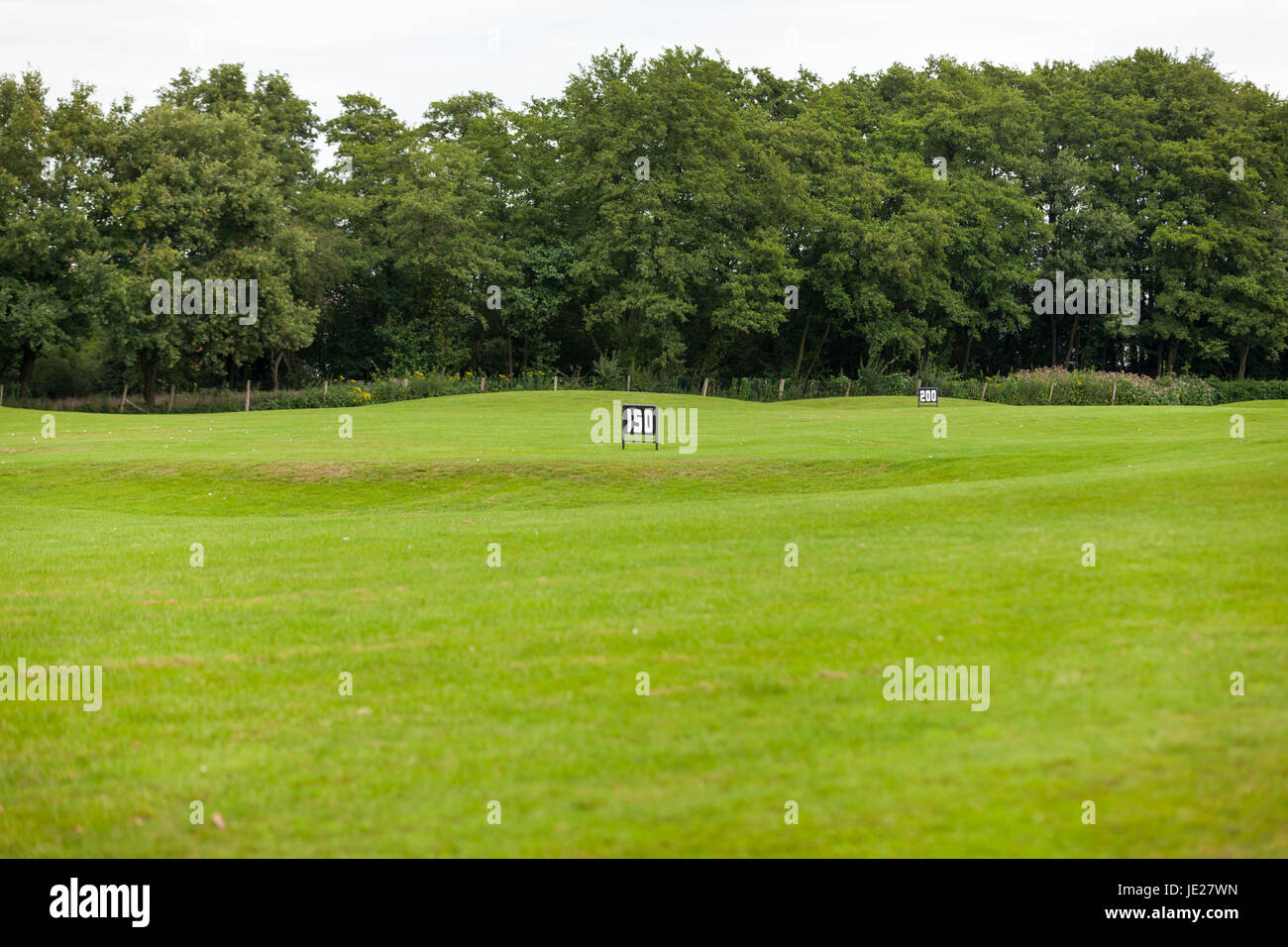 Driving Range mit golfbällen und Abschlag an einem Golfplatz im Sommer im Freien Stock Photo