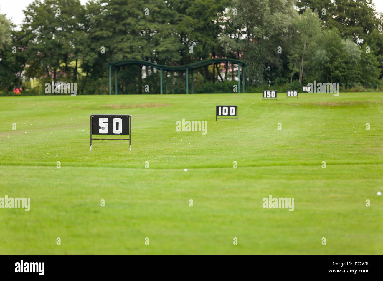 Driving Range mit golfbällen und Abschlag an einem Golfplatz im Sommer im Freien Stock Photo