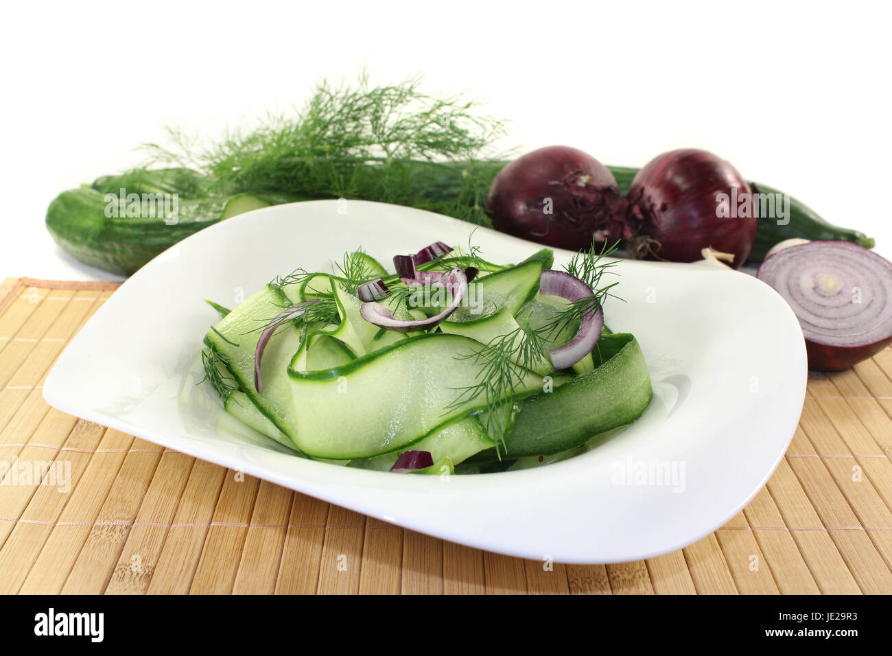 eine Schale Gurkensalat mit Dill und roten Zwiebeln Stock Photo - Alamy
